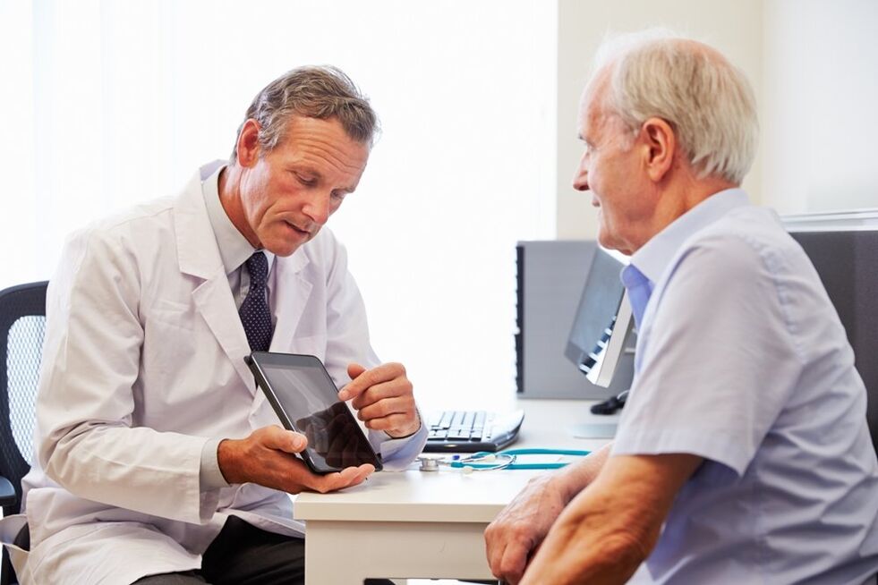Patient atteint de prostatite en rendez-vous avec le médecin