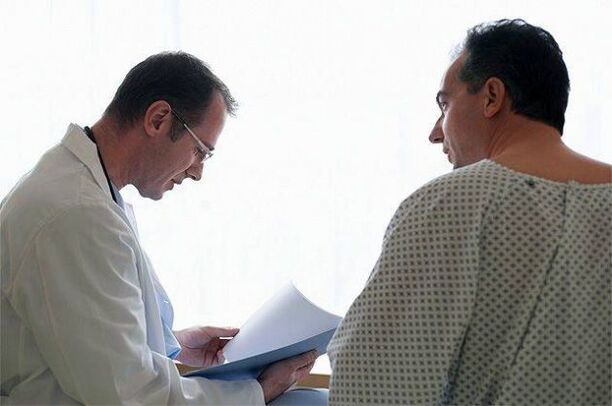 Le médecin prescrit au patient des médicaments contre la prostatite.